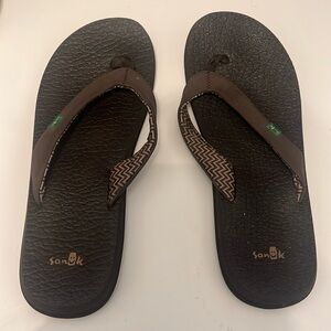 Sanuk size 9 women’s yoga mat flip flips